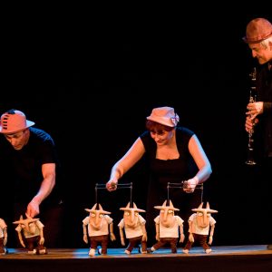 Elfo Teatro presenta la obra "Los 7 cabritillos y los 3 cerdos" dramatizada con msica, voz y marionetas dentro del espacio En Familia.