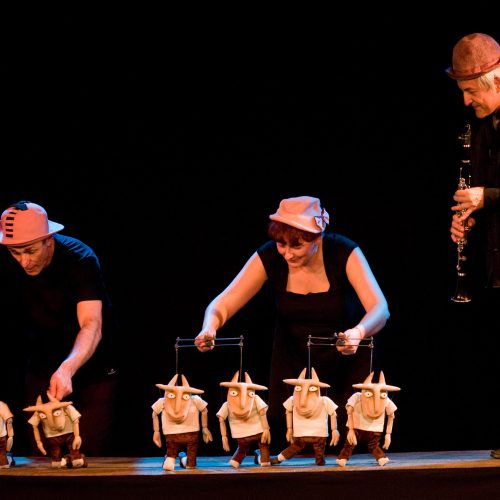 Elfo Teatro presenta la obra "Los 7 cabritillos y los 3 cerdos" dramatizada con msica, voz y marionetas dentro del espacio En Familia.